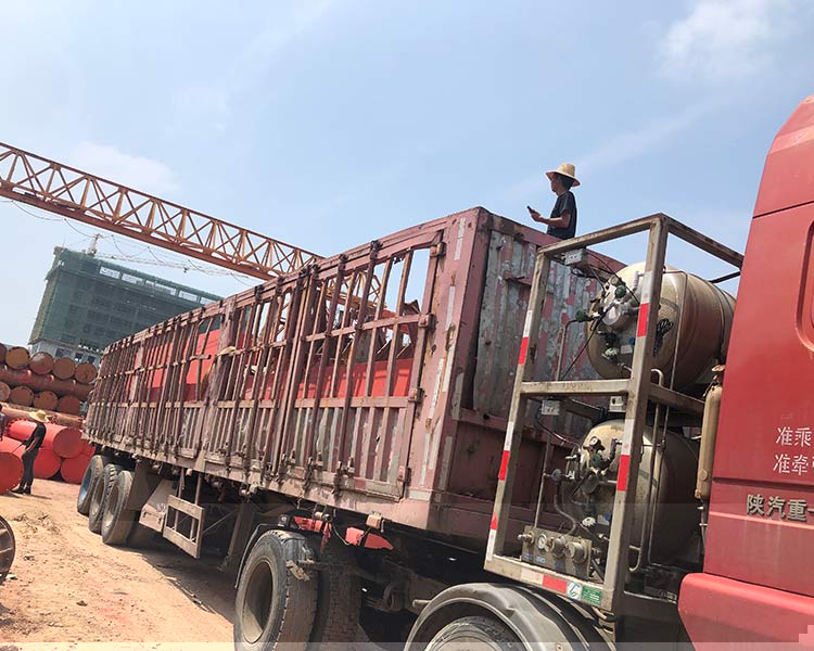 太原馬練營工地裝鋼圍檩，斜支座，挂闆